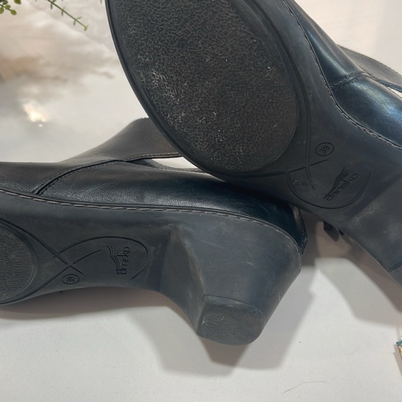 Dansko Bonita leather cut out ankle boots. 39. - Picture 2 of 7